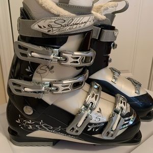 Ladies Solomon Ski Boots size 27.5/9.5 worn once briefly. Size sticker stayed on